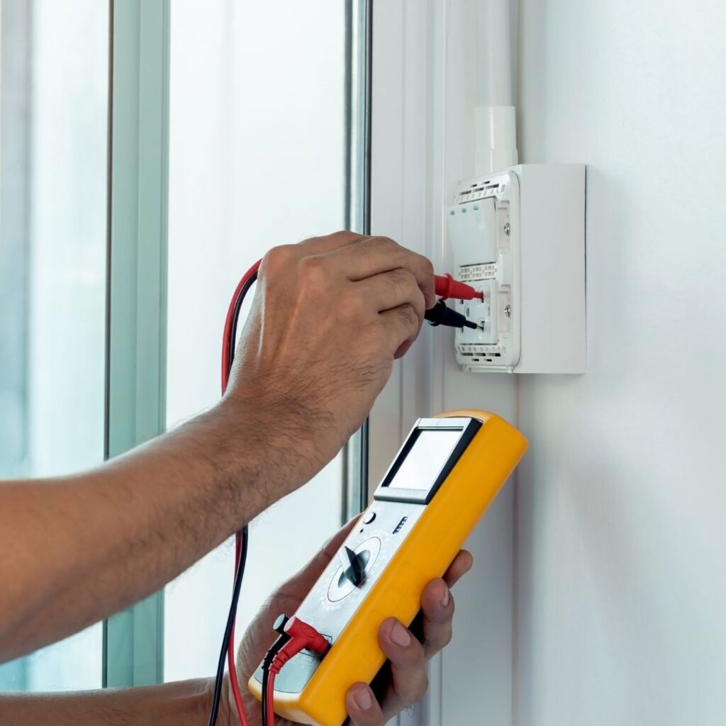 Measuring the electricity in a wall box